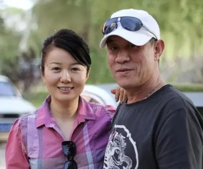 他曾比张国立还红，3个老婆都是顶尖大美人