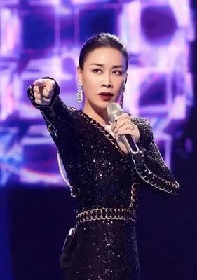 天后那英意外摔倒，工作人员冷漠引热议