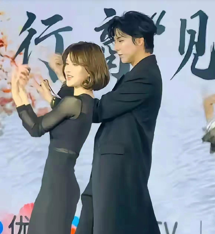难怪赵露思会生病，看这腰，都快没有两个男演员的胳膊粗了，整个人虽然前凸后翘，但是