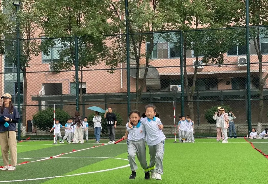 说到我想加入的项目，我认为可以加入体现团结，增进友谊的运动，比如说“两人三足”，