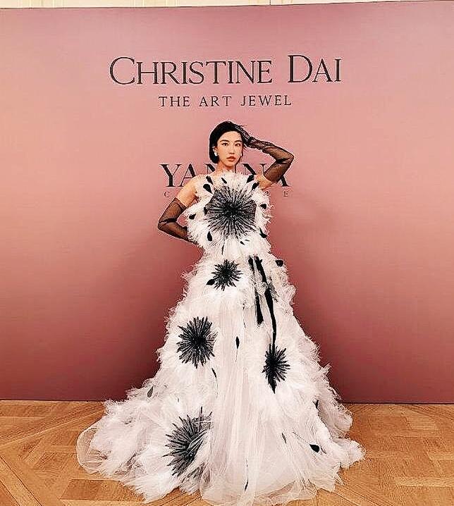 何猷启前妻，单身秀场显风采