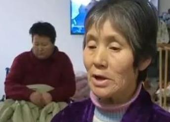 2004年，浙江28岁女孩被车撞成植物人，父母丢下3000块消失，48岁的女护工