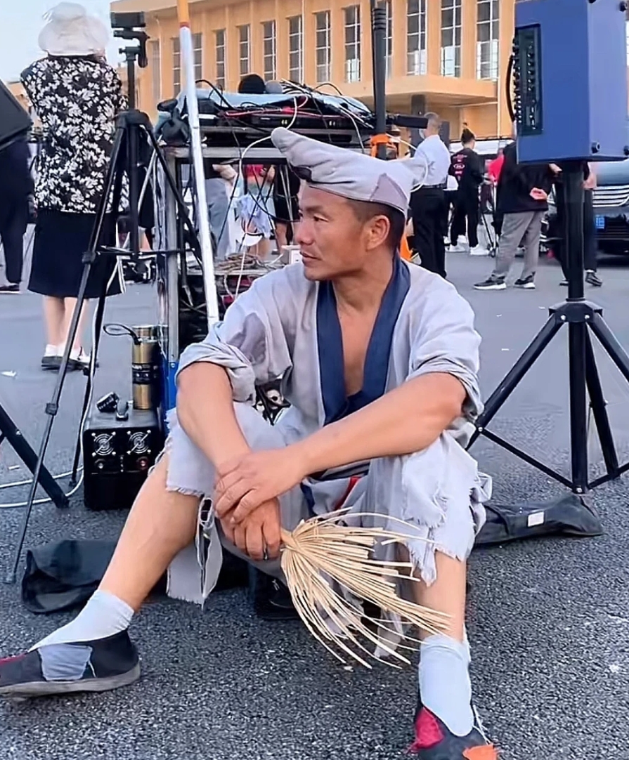 一名济公扮演者网红坐在菏泽南站地上，心中可能在想我怎么还不红呢？这种很难红，没有
