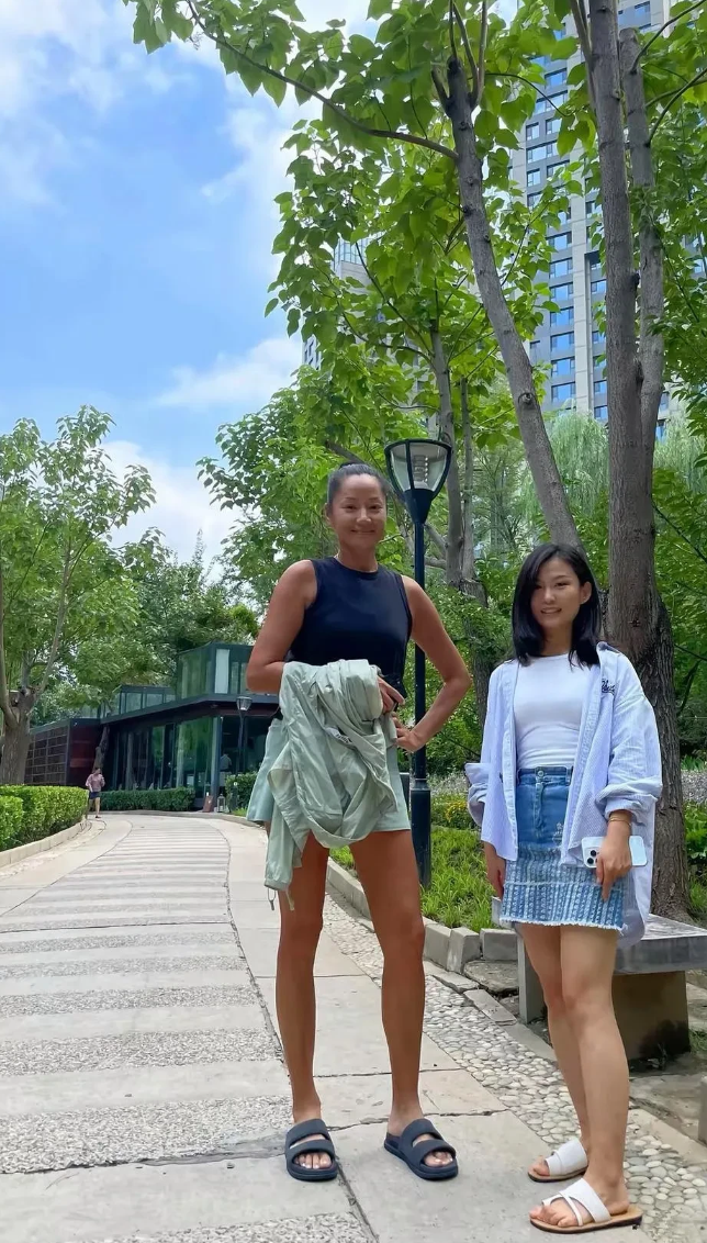 楼下小区碰见了瞿颖，身高真的很有压迫感，太高了，看上去像棵大树，她这双腿真是绝了