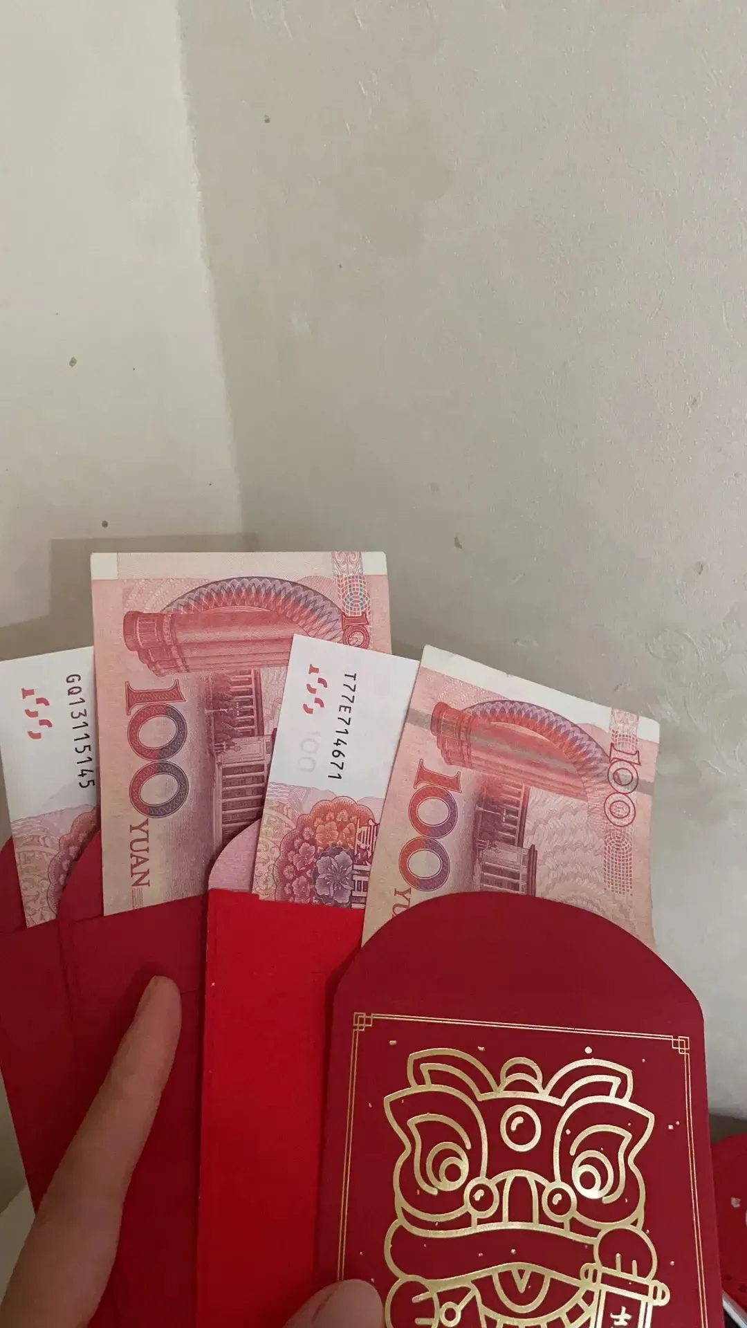 大家发现没有， 在农村， 如果你有三五十万存款， 县城有个全款的房子， 村里有两