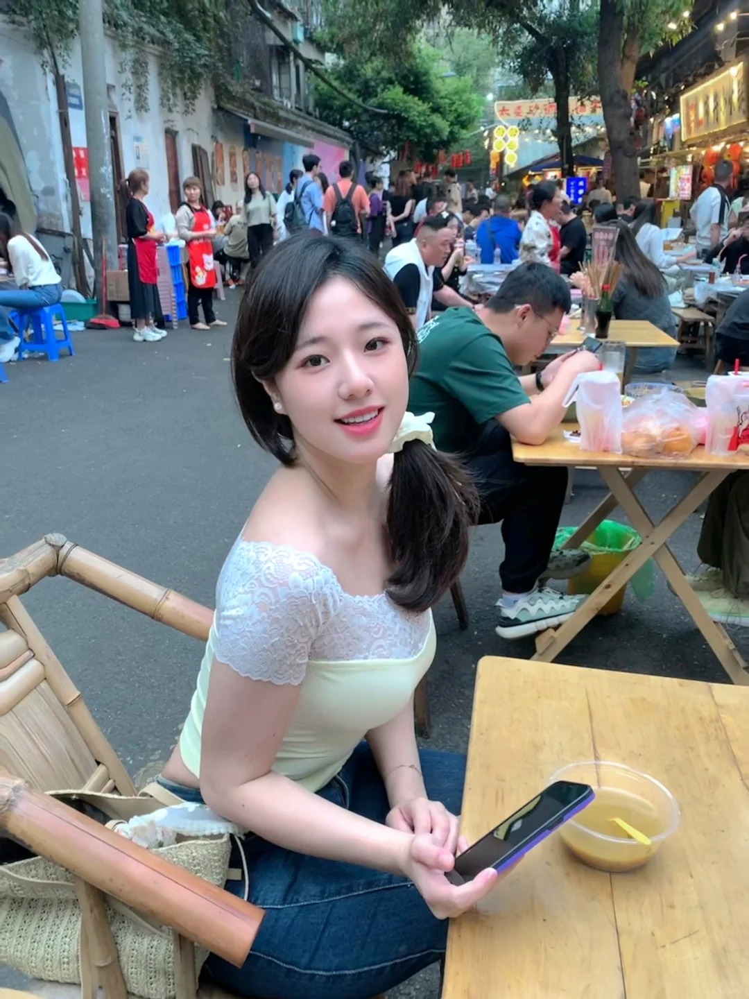 戴珍珠耳环的大少女