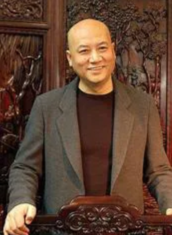 迟重瑞终于为自己年轻时的一时，埋下的苦果买单，为养老作准备，开始带货赚钱。
迟重