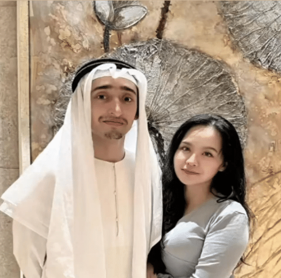 迪拜的富二代，拥有亿万财富，与湖南娄底一位离异带着孩子的单亲母亲，结为夫妻。男方