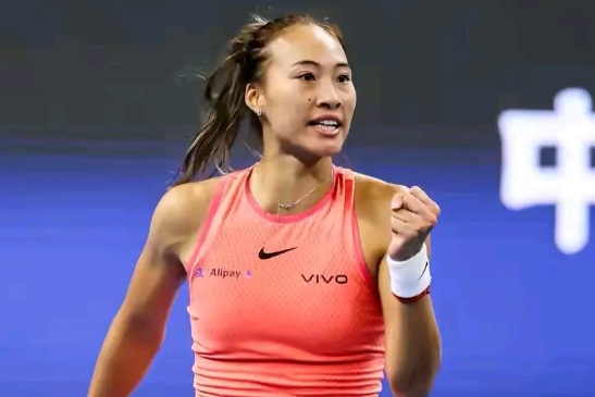 年终总决赛小组赛第二轮，郑钦文以7:6,3:6,6:1,总分2:1击败排名世界第