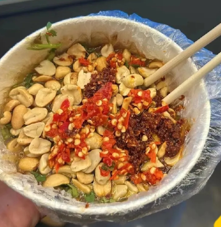 结婚之前从没有发现老公这么自私！

最近发现老公吃什么都是和我抢着吃，比如买了一