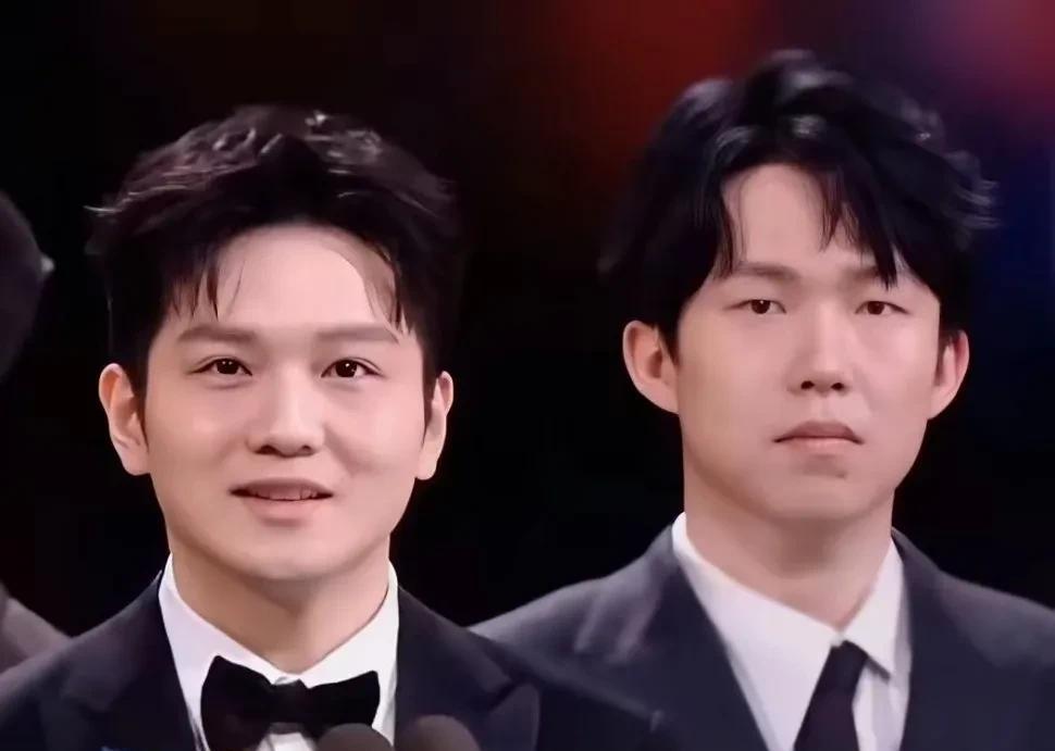 百万元价值穿搭的大头精气神怎么看着比小胖差远了！
感觉樊振东眼睛很亮，可能这就是