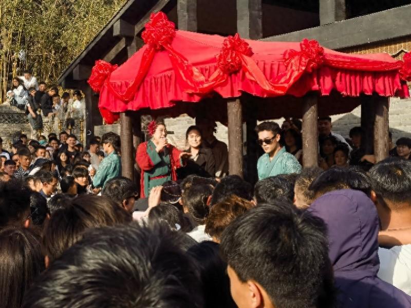 把舞台留给真正需要的人，那些年纪特别小的学生找男女朋友玩的，就不要浪费资源了。这