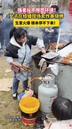 听说有人在婚礼上抢了新郎新娘的风头，这事儿就在贵州，一位大姐在婚礼现场摆起了烧烤