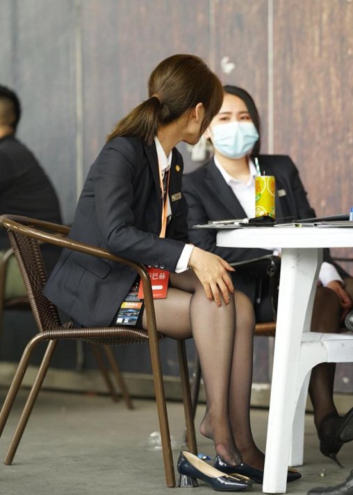 湖北武汉，一女子花23000元/平米购买的新房后，该楼盘的价格降价9000元还赠