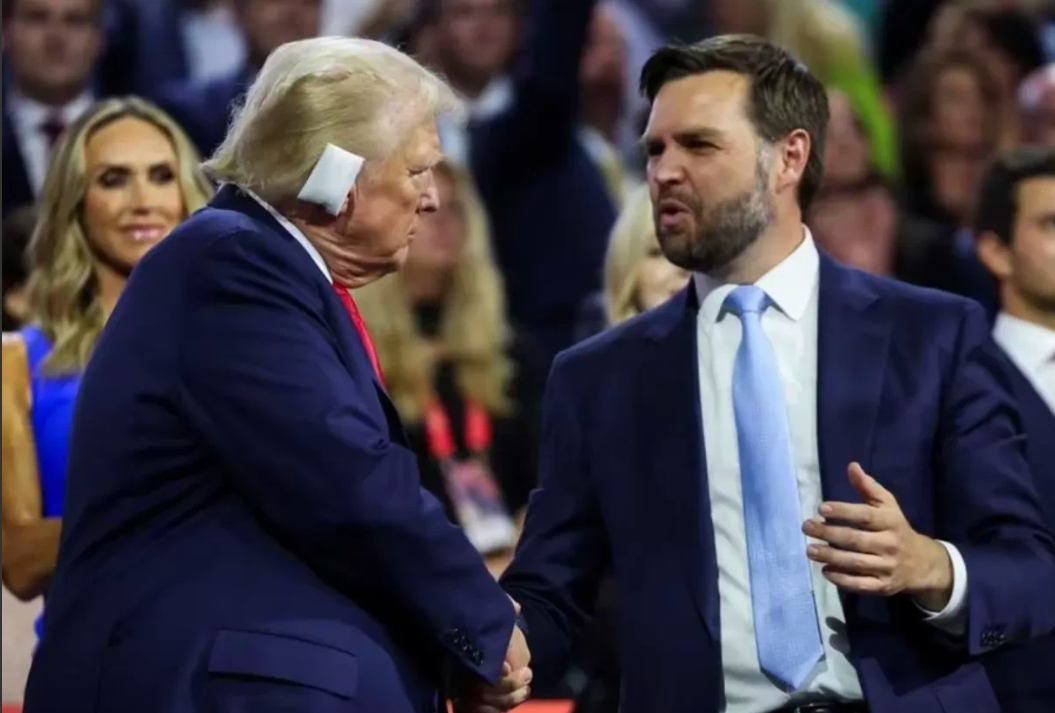 现在看来，特朗普比拜登要狠多了！
伤愈复出的特朗普，最近又开始到处开大会，讲演不