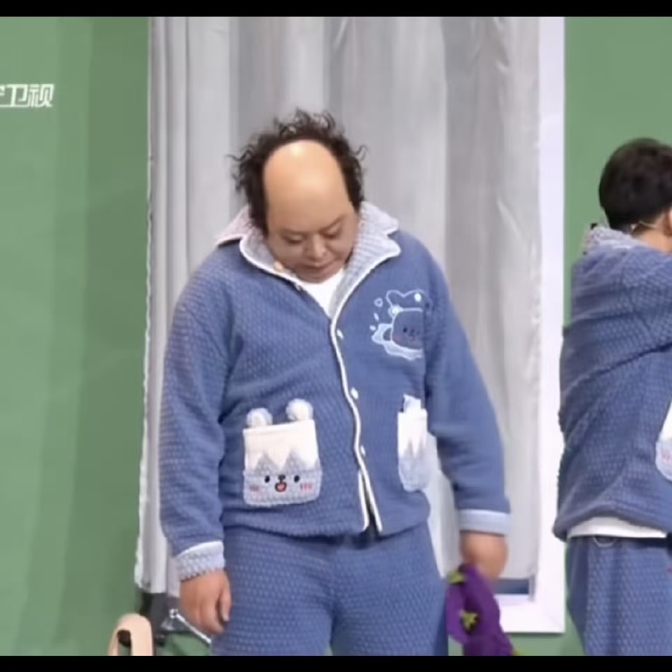 阎鹤祥在2025辽视春晚的秃头造型太拼了，小编都差点没认出壮壮！