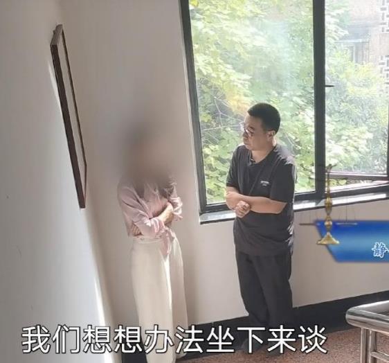 上海，女子在男友认购新房后，因为房产证上份额分配问题，和男友产生了争执，并悄悄向