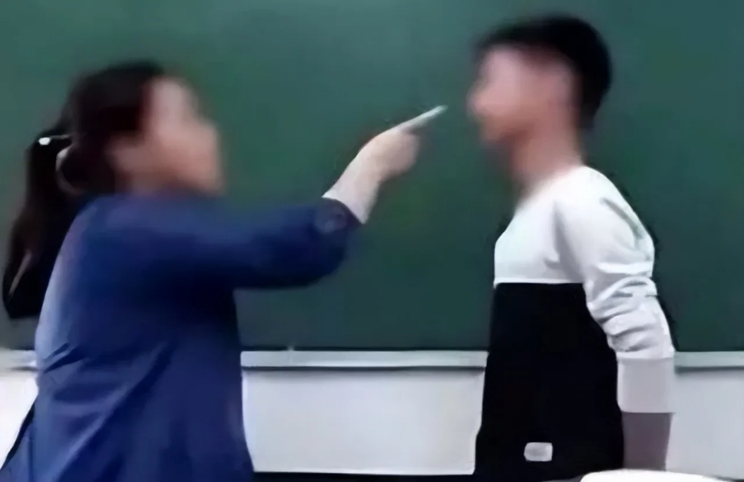 山西吕梁，一男子在老师的严格要求下考上了理想的大学。可是大学毕业后，该男子认为老