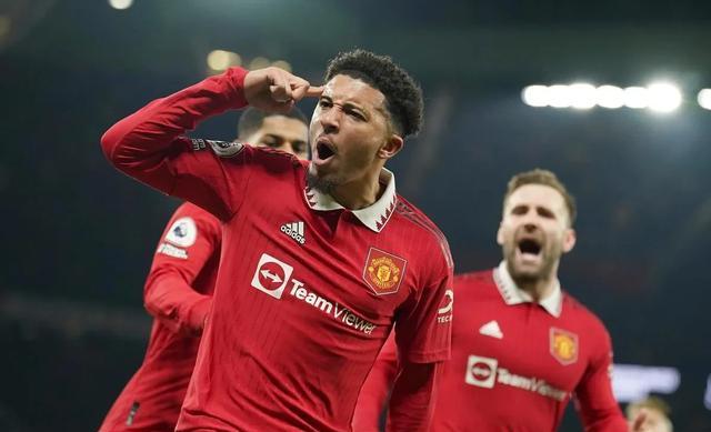 足坛疯狂一夜，切尔西3-0完胜维拉，曼联4-0埃弗顿英超排名又乱了