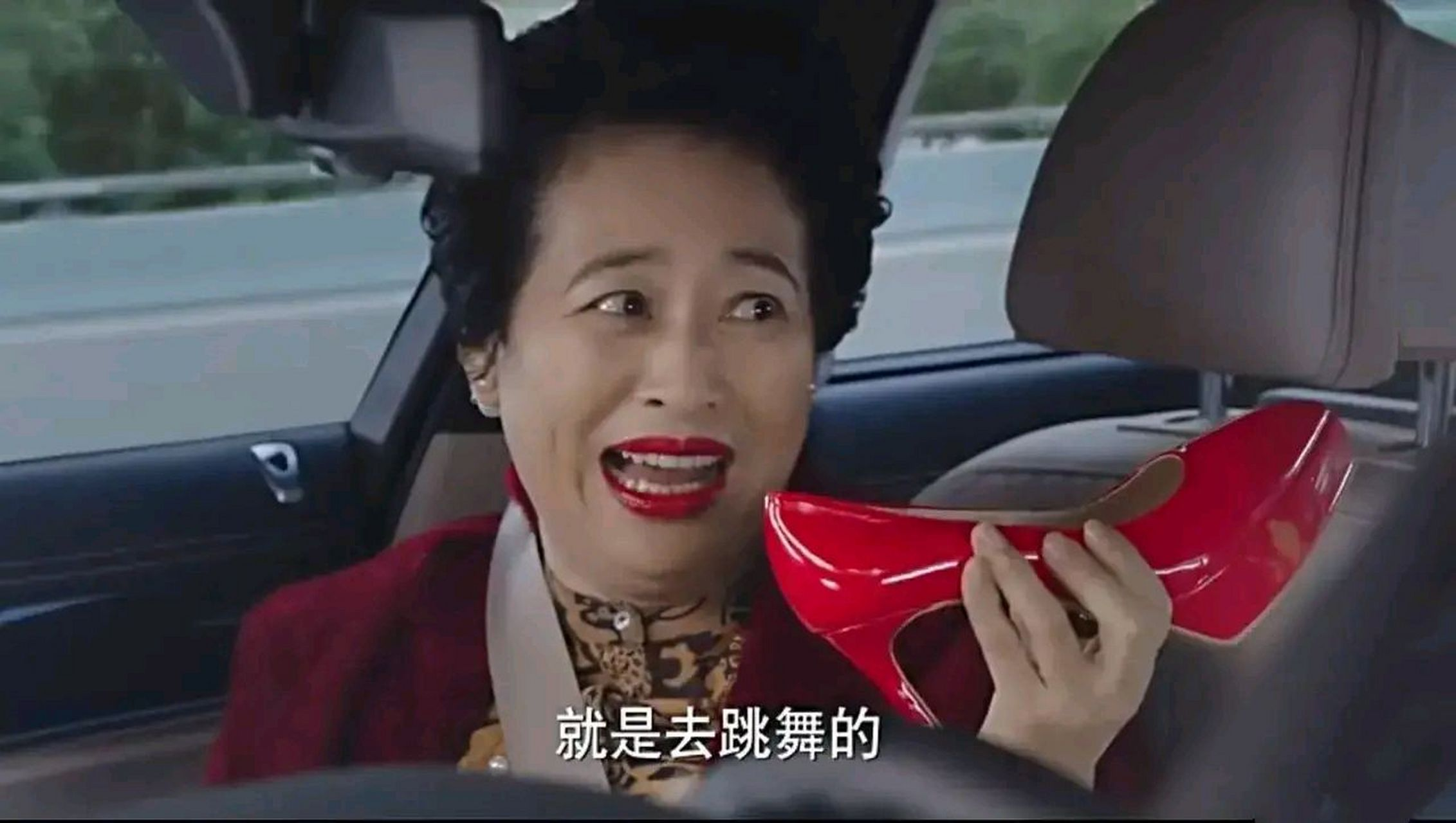 当年，导演对许娣说:“你演罗子君的妈，肯定能火！”许娣拒绝:“不行，这妈谁演谁挨