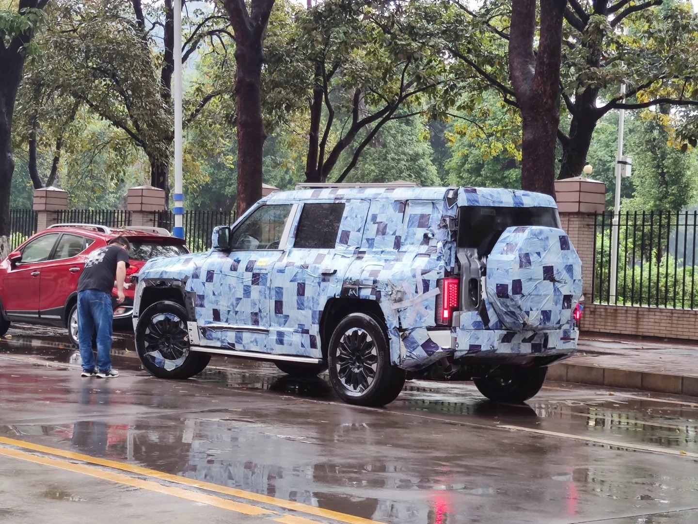 路上偶遇疑似比亚迪新款仰望
路上遇到的这是什么车？难道是比亚迪要出仰望u6了？