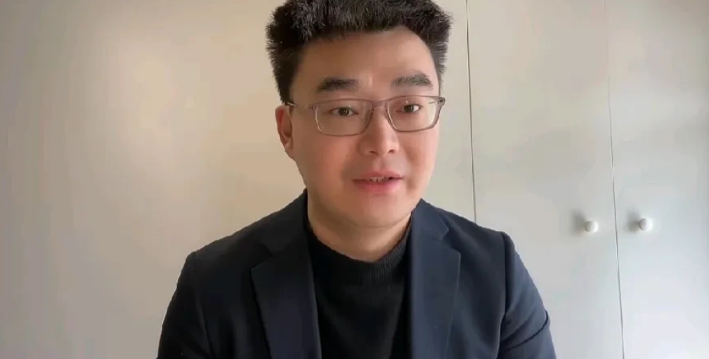胡律师劝诫汪小菲立马回到北京，投入工作，回到自己家人跟前，不要再自作多情！

你