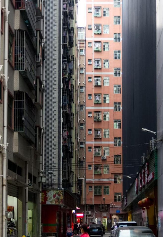 最近，一些地方对于农村和城市自建房高度作出了严格限制，引发了广泛的讨论。规定限制