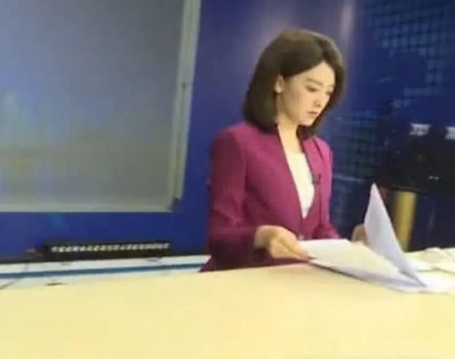 女主播上半身光鲜亮丽，下半身有点潦草