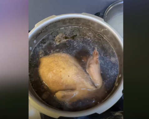 37岁赵丽颖晒生日视频,拍照技术做饭手艺被吐槽,2万蛋糕很吸睛(赵丽颖庆祝生日的合照)-第15张图片-九妖电影 37岁赵丽颖晒生日视频,拍照技术做饭手艺被吐槽,2万蛋糕很吸睛(赵丽颖庆祝生日的合照)-第15张图片-九妖电影