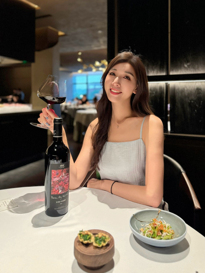 杭州周末游玩~
🍽️暗香
新生的WY推翻了曾经的法式台州菜作风
改走中餐路线，
