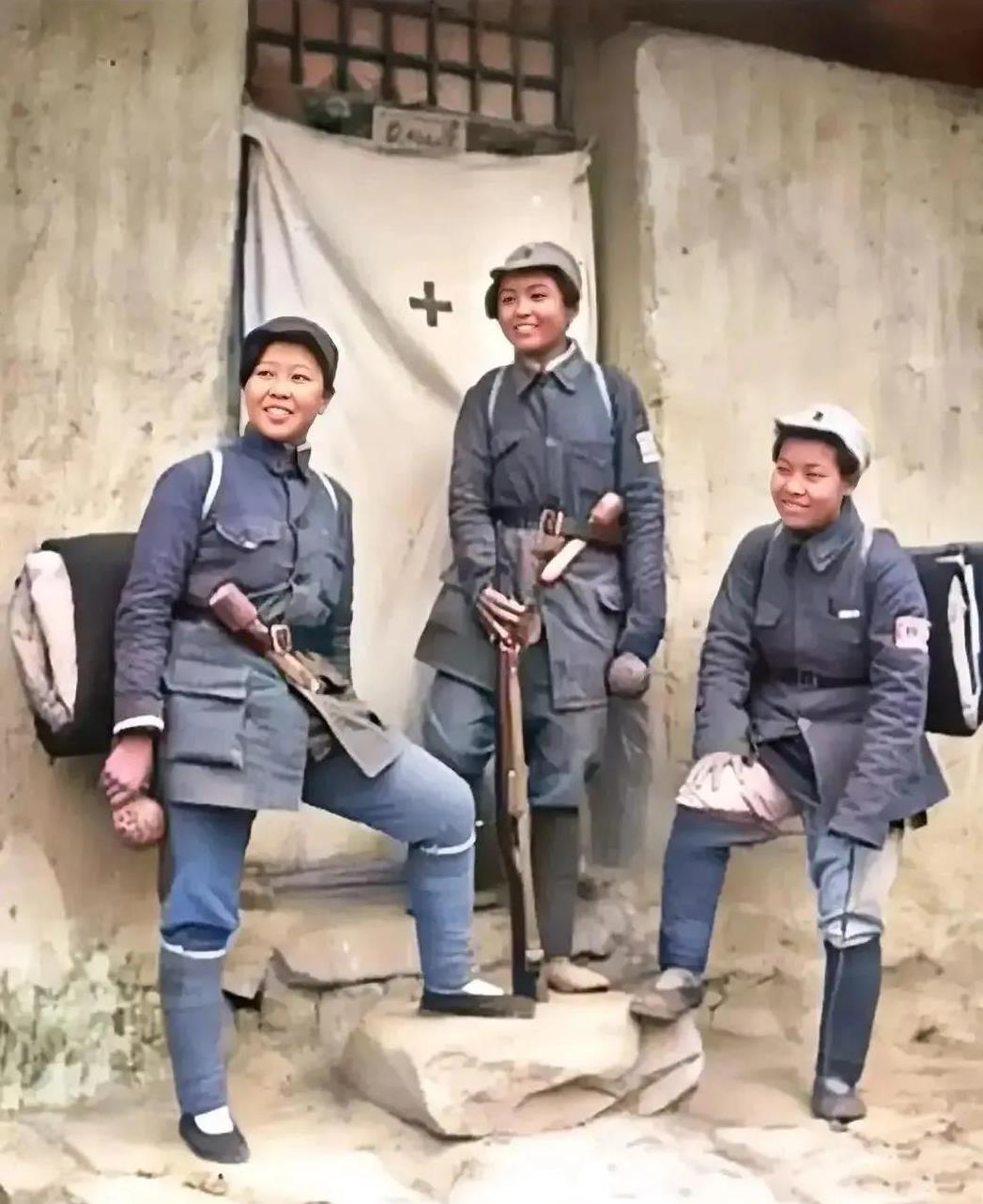 一张抗日战争时期
三名八路军女战士的照片
这张照片是从网络上看到的。拍摄的时间是