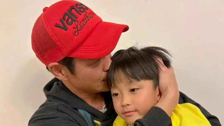 郑嘉颖岳父母首出镜，妻子一人做12道大菜，3个儿子帅气都是卷