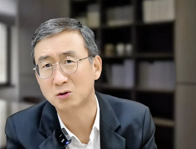 记者问移动营销创始人华红兵:“你觉得结婚要给彩礼吗？”华红兵说:“在结婚这么大的