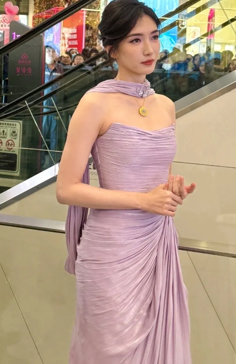 江疏影来哈尔滨了 ！这得多冷啊！
明星都是怎么做到这么冷没有鸡皮疙瘩的，我一冷就