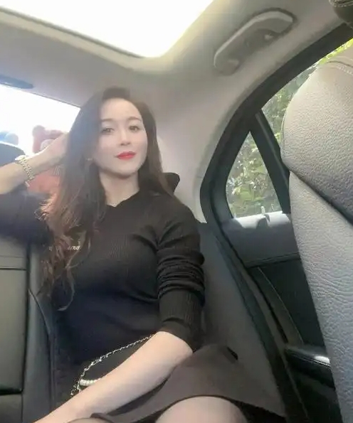 湖北武穴，张伟驾车载着妻子李梅与好友赵强，三人计划一同前往棋牌室消遣。然而，途中