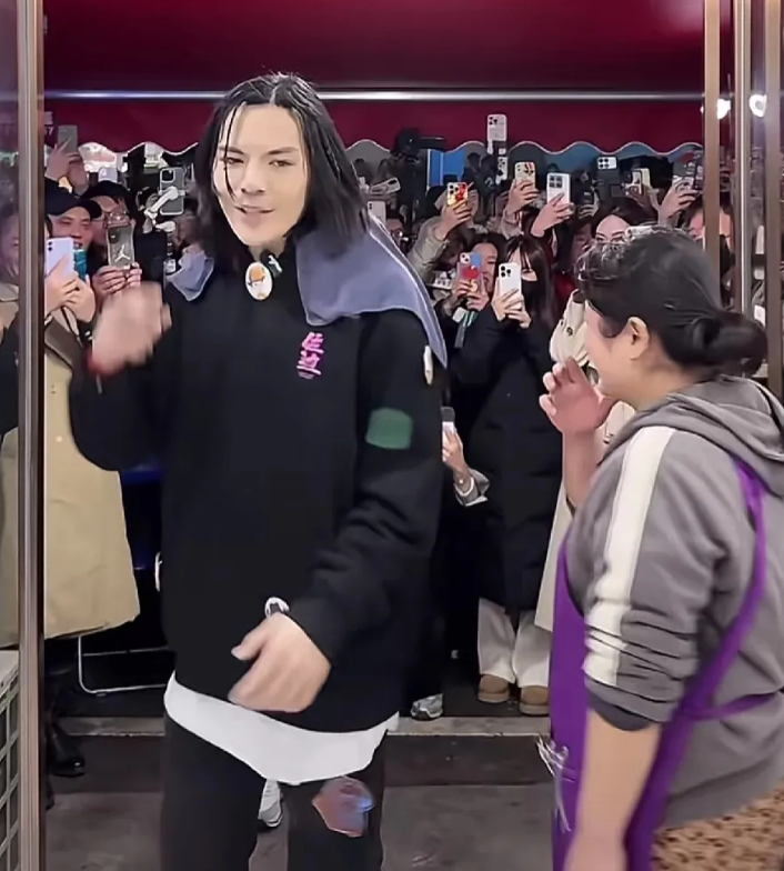 向佐新发型亮相，仅仅几个小辫子，就吸引了超百万观众围观！更神奇的是，全程他的小黄