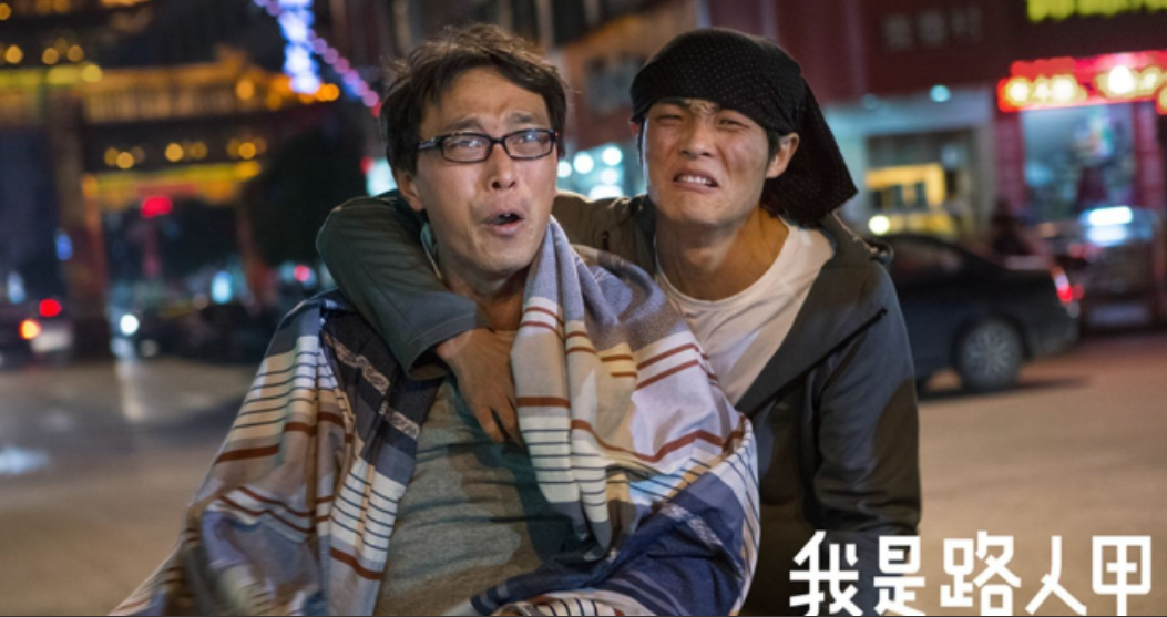 一次，一名群演在机场偶遇成龙，想要跟成龙合影，成龙直接摆手拒绝，可是当群演喊出一