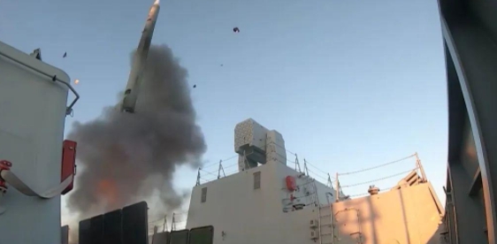武二弟驱逐舰舰舯区域垂发海红旗-9防空导弹，看样子这型驱逐舰舰首、舰舯垂发区均配