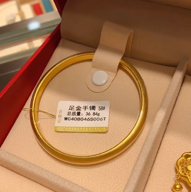 弟弟结婚，妈妈买了一只手镯、一只手串，让我先选……

我给妈妈说，是弟弟结婚，让