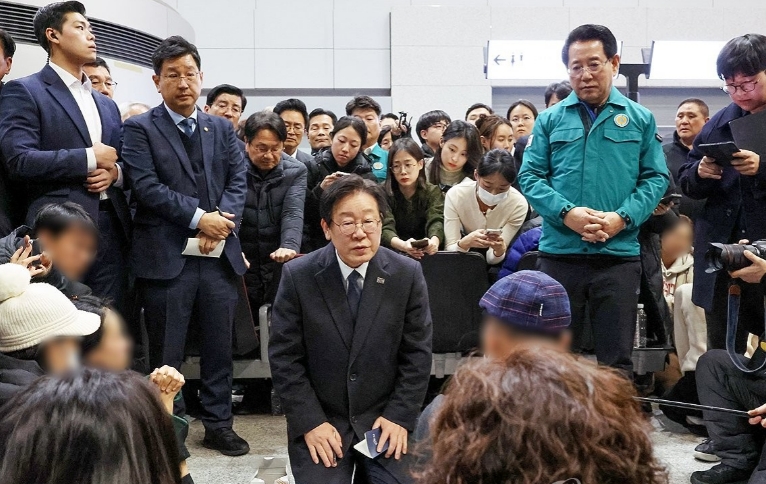 李在明跪在遇难者家属面前！

今天晚上8点50分左右，韩国在野党共同民主党党魁李