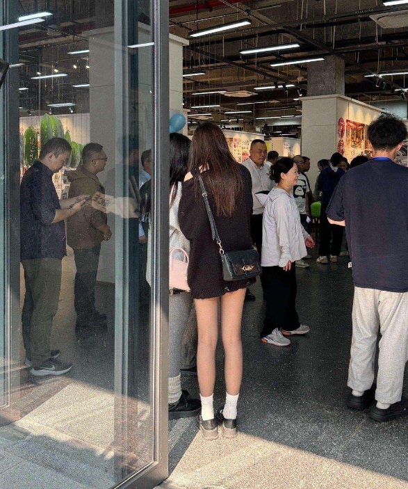 学校看到的，第一次对加绒黑丝下头了⋯ 跟着网上学搭配了一套黑丝出门，随手拍了一张