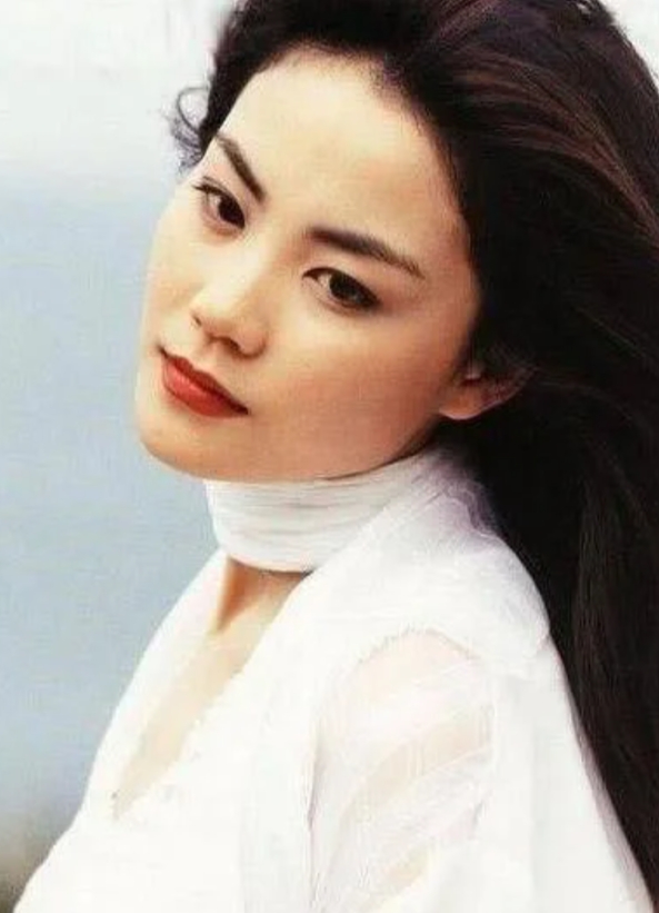 王菲李嫣庆生照，母女情深如星耀