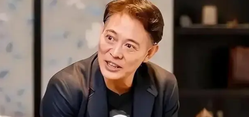 演员李连杰说，自己在1993年就已经有了一亿财富，当时自己才三十岁，非常的快乐。