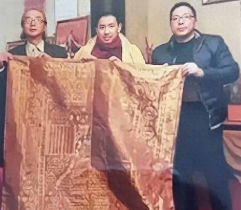 2005年北京的一场拍卖会上，一件看似不起眼的旧袈裟没有引起任何竞标者的兴趣，正