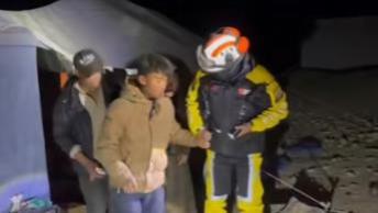 地震中失去父母，16岁西藏男孩吓懵，不知道哭了！现收到爱心捐款