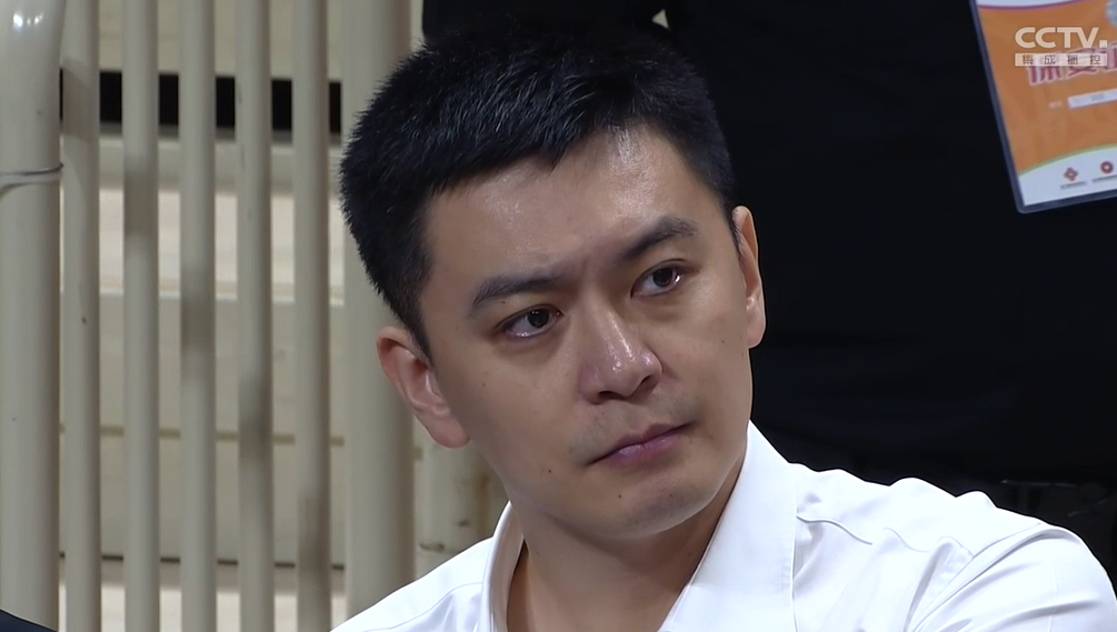 在辽宁男篮客场遭遇浙江稠州银行男篮的惨败后，主教练杨鸣在赛后的新闻发布会上坦诚地