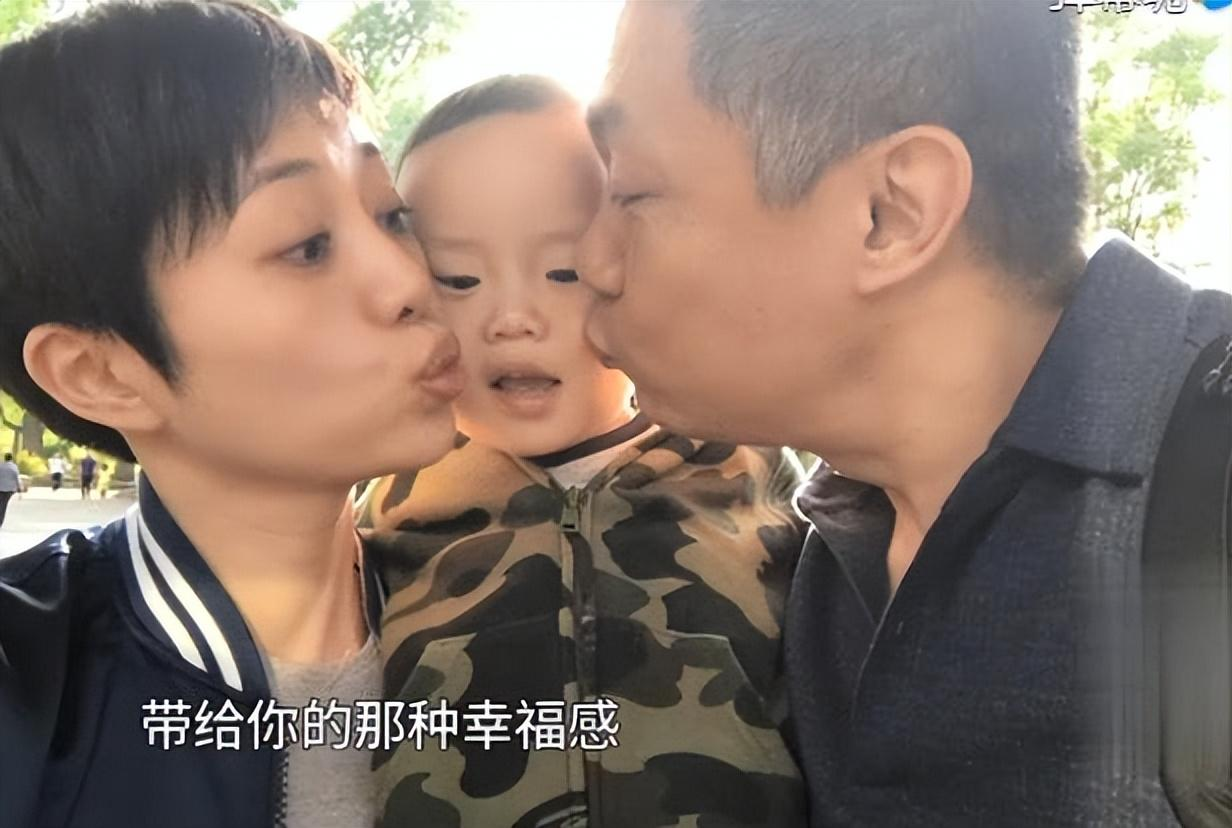 一次，主持人问张龄心:“当年你老公扈耀之是怎么追你的？”张龄心一脸问号:“这还需