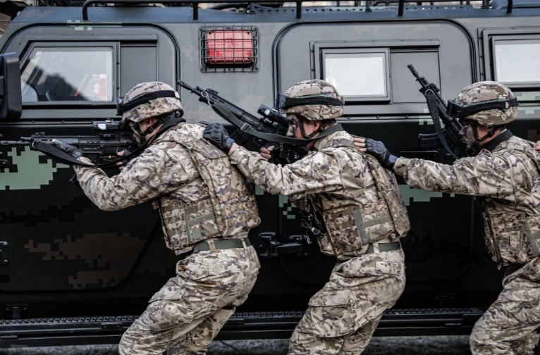 武警—特战
冬训场上的武警特战队员，精英化、先进化的新时代人民武警！