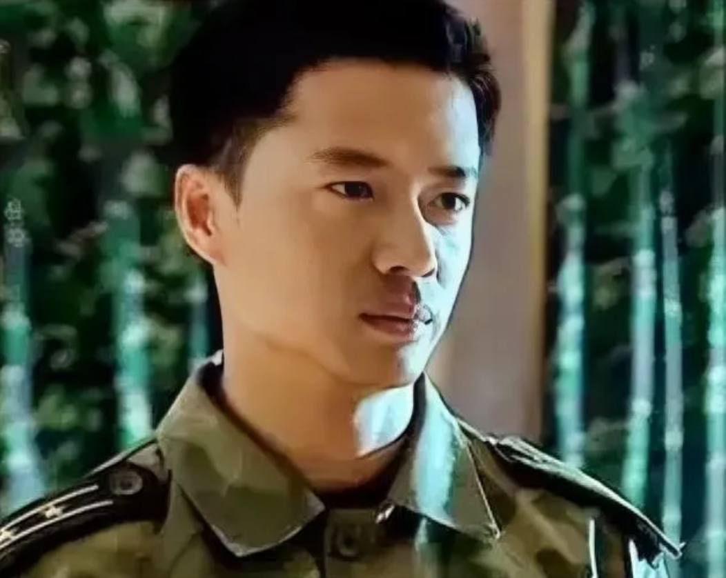 演员，段奕宏说，当初，我一进《士兵突击》剧组，制片主任、导演、其他演员都提醒我：