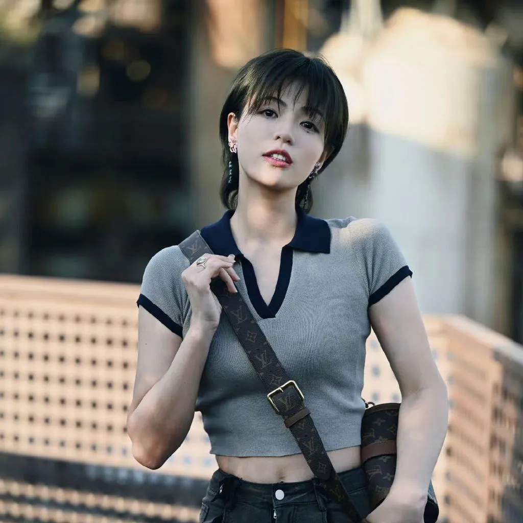 又来了，
高亚麟，可怜呐！
居然需要女人一起还债[捂脸]
感觉这两个女的都有点那